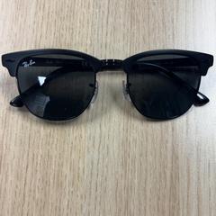 Ulleres de sol, segons ha informat Pathé Tilburg mitjançant iLost