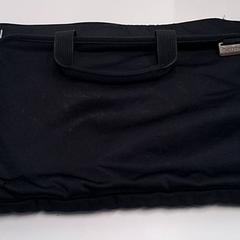 Laptop tas zwart, come riportato da Universiteitsbibliotheek Universiteitskwartier utilizzando iLost
