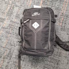 Ruksak Zwart, ako bolo nahlásené Connexxion Amstelland-Meerlanden Schiphol Noord pomocou iLost