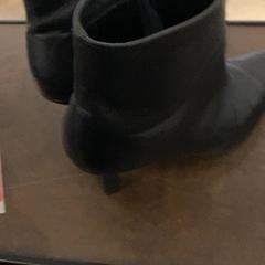 여성화 black shoes, iLost를 사용하여 Van der Valk Hotel Heerlen에 보고됨