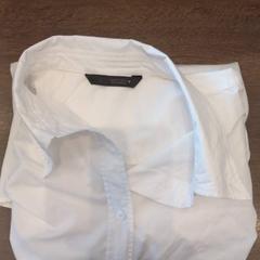 Halenka Witte Zara blouse, jak nahlášeno Van der Valk Hotel Gorinchem pomocí iLost