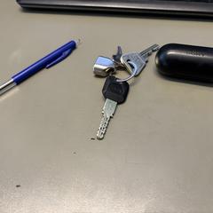 Stylo Sleutelhanger met opschrift + oortjes, segons ha informat Vrije Universiteit Brussel (VUB) mitjançant iLost