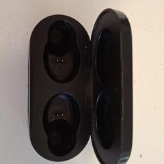 電子製品 oplaaddoos draadloze oortjes がiLostで Regio West-Vlaanderen によって報告されました