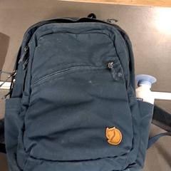 حقائب الظهر والحقائب النهارية Donkergroen, blauw، كما تم الإبلاغ عنه بواسطة Breng Nijmegen عبر iLost