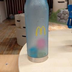 Flaska Transparente Mc Do avec cube plastique, rapporterat av IKEA Toulouse med iLost