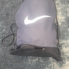 Zaino Grijs met wit Nike logo, come riportato da Transdev Gooi en Vechtstreek utilizzando iLost