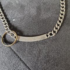 Trouwring aan schakelketting, jak bylo nahlášeno na iLost