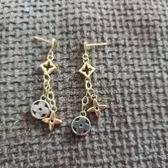 Oorbellen in goud en zilver, gerapporteerd met iLost