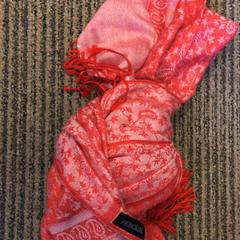 Shawl Rood/wit, as reported by Canisius-Wilhelmina Ziekenhuis using iLost