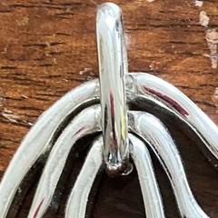 Zilverkleurige hanger がiLostに報告されました