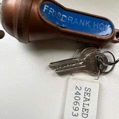 sleutelhanger met 2 sleutels voor frisdrank hok, som rapportert til iLost