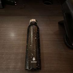 Termosz palack Staal, amint azt Hotel Apeldoorn az iLost segítségével jelentette.