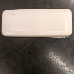 Caixa de óculos com óculos no interior, como reportado por Rotterdam The Hague Airport utilizando o iLost