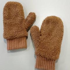 Handschoenen، كما تم الإبلاغ عنه بواسطة Centraal magazijn عبر iLost