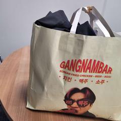 Saco Papieren Gangnambar tas met kleding, como reportado por Connexxion Haarlem AML utilizando o iLost