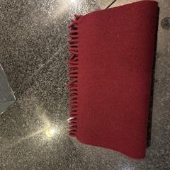 Sjaal rood, zoals gemeld door Van der Valk Hotel Wolvega Heerenveen met iLost