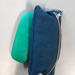 Brillenkoker met bril & Pennenzak // pencil case, zoals gemeld door Vrije Universiteit Brussel (VUB) met iLost