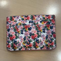 Gebloemde pasjeshouder, som rapportert av Jaarbeurs ved bruk av iLost