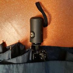 Skladací dáždnik bleu marine, ako bolo nahlásené TCL pomocou iLost