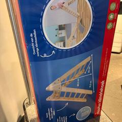 Wood stairs, gemeldet von Ramada by Wyndham Amsterdam Airport Schiphol über iLost