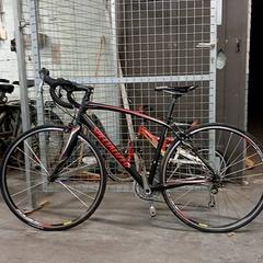 Bicicleta Specialized Zwart met rode letters, como reportado por Fietsdepot Hasselt utilizando o iLost