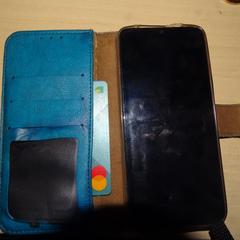 smartphone in blauwe hoes, as reported to iLost