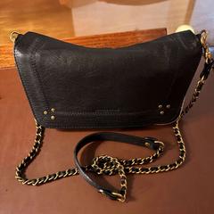 Väska with airpods and wallet, rapporterat av Grand Hotel Amrâth Amsterdam med iLost