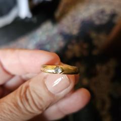 Gouden ring met briljantje, segundo informou a iLost