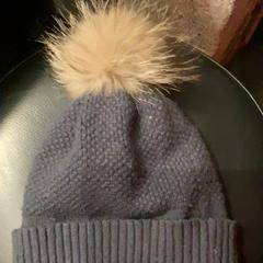 모자 Grey, iLost를 사용하여 MEININGER Hotel Brussels City Center에 보고됨