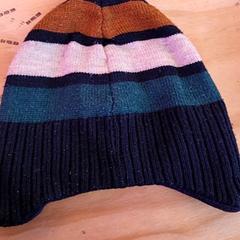 قبعة صغيرة Donker blauw met groen/wit/oranje streep، كما تم الإبلاغ عنه بواسطة Schaatsbaan Rotterdam عبر iLost