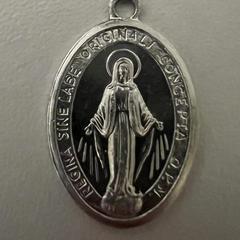 Klein (plastic) medaillon Maria، كما تم الإبلاغ عنه عبر iLost