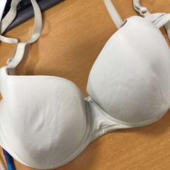 Sostén wit, ha sido reportado por VITAZ campus Sint-Niklaas con iLost