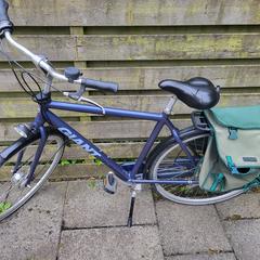 Giant herenfiets met fietstassen., segons s'ha informat a iLost