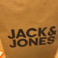 Purchase jack & jones, come riportato da Designer Outlet Roermond utilizzando iLost