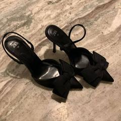 الكعب العالي hoge hakken Zara، كما تم الإبلاغ عنه بواسطة Van der Valk Hotel Amsterdam-Amstel عبر iLost