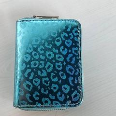 Pénztárca - Bassimana Bokota, amint azt Regio Oost-Vlaanderen az iLost segítségével jelentette.