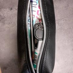 Pouzdro Zwart, jak nahlášeno Qbuzz servicepunt  Emmen pomocí iLost