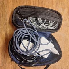 Tasje met oplaadkabels, come riportato a iLost