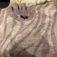 Sveter Purple, white, ako bolo nahlásené Van der Valk Hotel Heerlen pomocou iLost