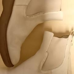 Bota & Boty boots, jak nahlášeno Mövenpick Hotel Amsterdam City Centre pomocí iLost