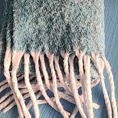 Châle Geel met franjes, a été signalé par Centraal magazijn utilisant iLost