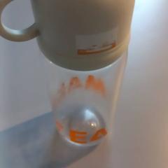 Dricksflaska Plastic met beker, rapporterat av Padualaan 101 med iLost