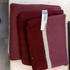 Cachecol Bordeau, como reportado por IKEA Lille utilizando o iLost