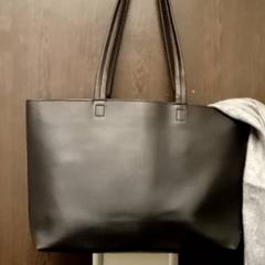 Saco & Xaile Black bag and grey shawl, como reportado por Mövenpick Hotel Amsterdam City Centre utilizando o iLost