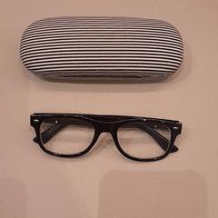 Szemüvegtok szemüveggel Zwart, amint azt Van der Valk Hotel Schiphol az iLost segítségével jelentette.