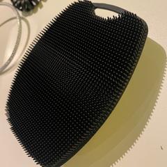 Brush cleansing BLACK, iLost를 사용하여 Room Mate Bruno에 보고됨