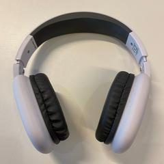 Fejhallgató, amint azt NHL Stenden hogeschool Emmen az iLost segítségével jelentette.