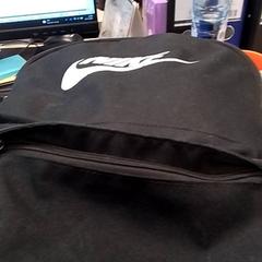 Mochila Zwart, Brandt, como reportado por Qbuzz Fryslân utilizando o iLost