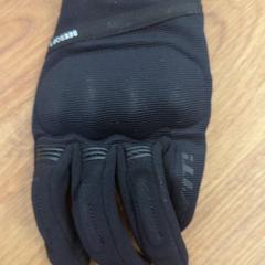 إكسسوارات الملابس Zwart، كما تم الإبلاغ عنه بواسطة GVB عبر iLost