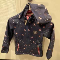 Jaqueta Dunkelblau Pferden, Regenbögen und Herzen, segons ha informat Wilmering Vechta mitjançant iLost